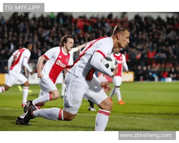 阿贾克斯青年队与埃因霍温FC的激烈对决引发球迷热议 阿贾克斯青年队与埃因霍温FC的激烈对决引发球迷热议